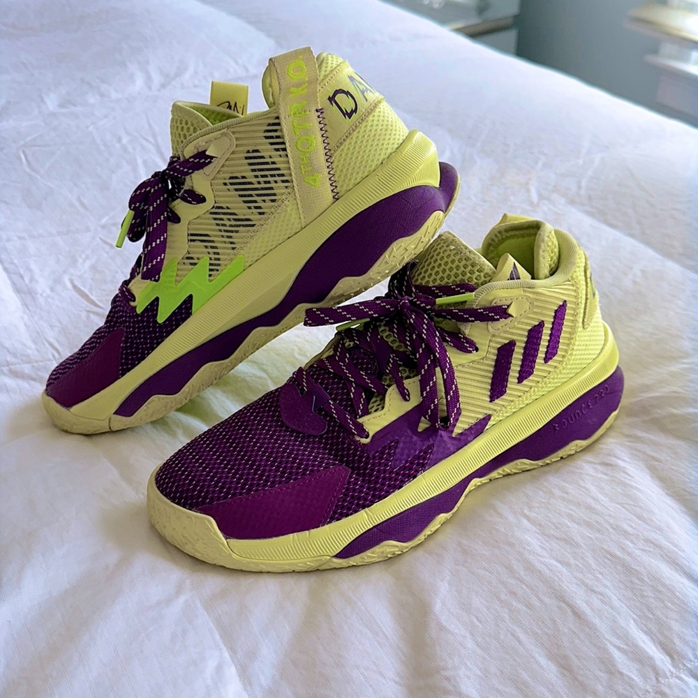 Kids Adidas Dame 8 basketball sneakers sz 6